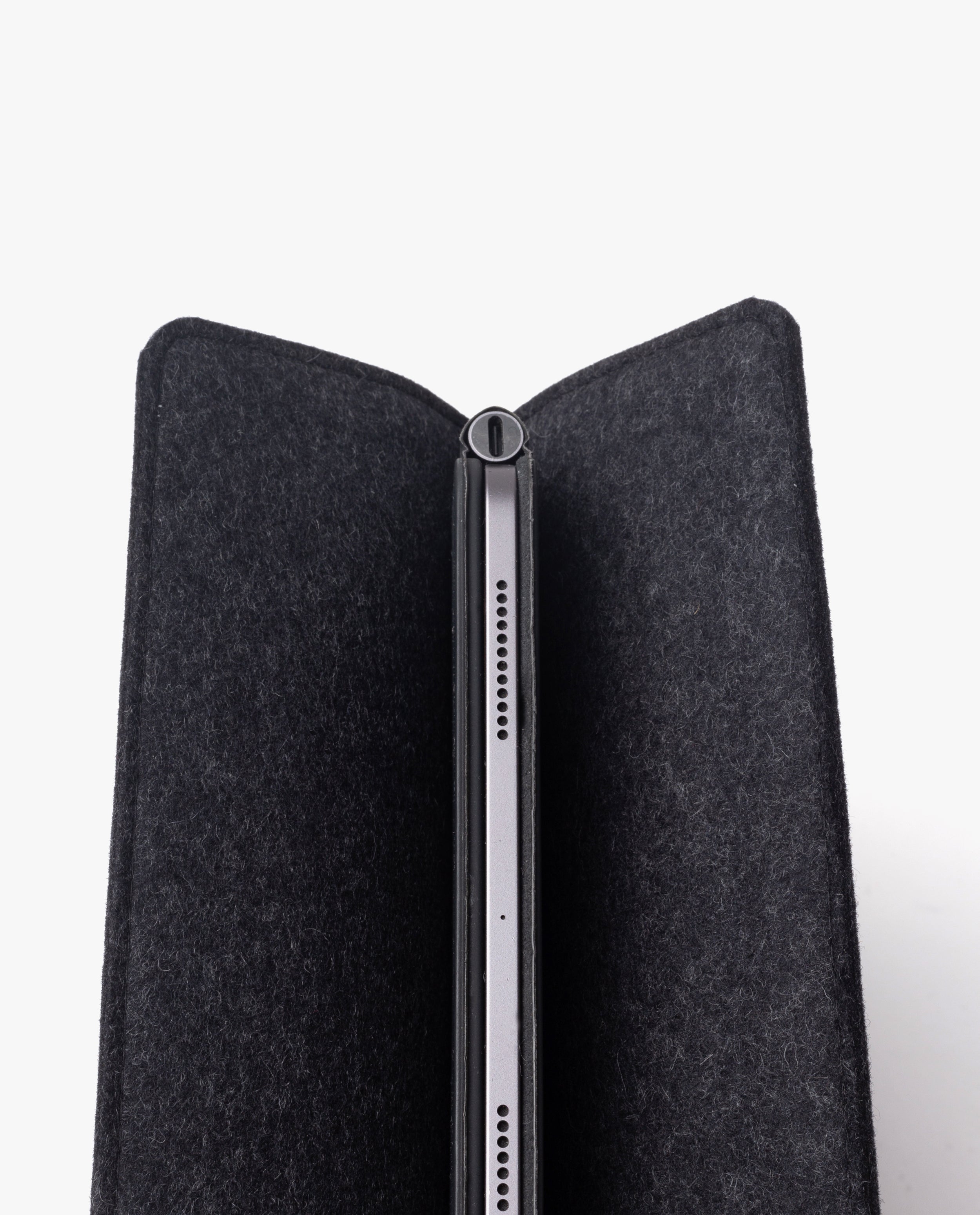 Magnetic Tablet Sleeve (Nedrelow x Ugmonk)